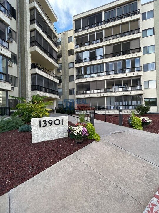 13901 E Marina Dr in Aurora, CO - Building Photo