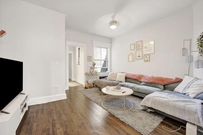 property at 1006 W Dakin St