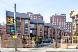 75-32A-H Parsons Blvd in Flushing, NY - Foto de edificio - Building Photo