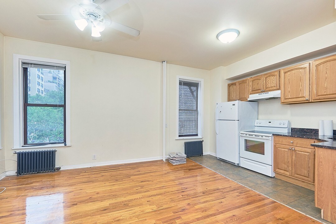 300 E 69th St-Unit -3 in New York, NY - Building Photo