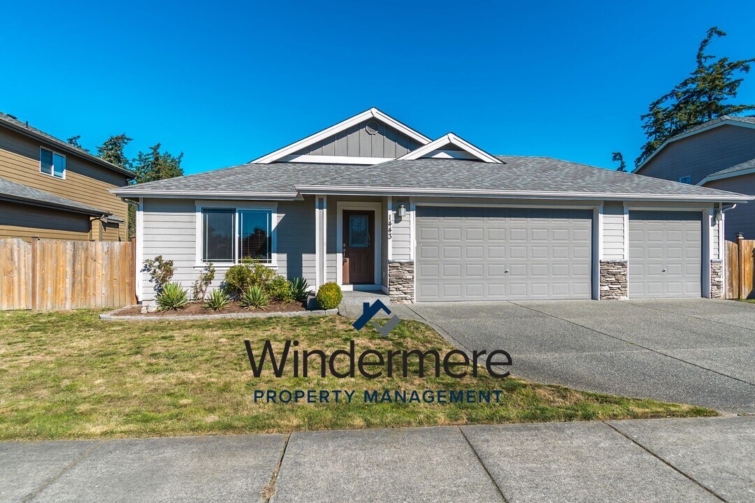 1443 NW Lofton Loop in Oak Harbor, WA - Building Photo