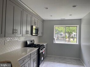 73 Winchester Dr in East Windsor, NJ - Building Photo - Building Photo
