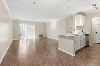 300 Johnson Ferry Rd in Atlanta, GA - Foto de edificio - Building Photo