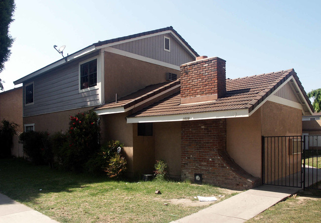 1609 W Ball Rd in Anaheim, CA - Building Photo - Building Photo