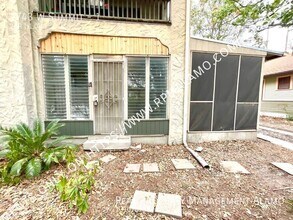 1743 W Summit Ave. in San Antonio, TX - Foto de edificio - Building Photo