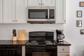 1384 Ridge Ave in Philadelphia, PA - Foto de edificio - Building Photo