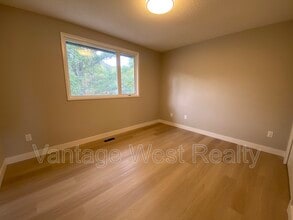 166 Cariboo Rd in Kelowna, BC - Building Photo - Building Photo
