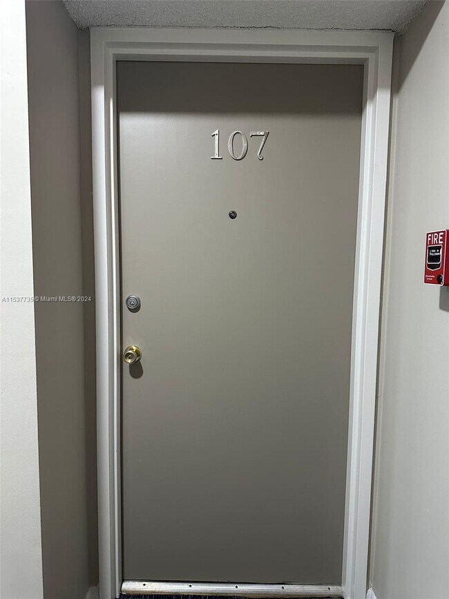 9001 Jacaranda Ln, Unit 107 in Plantation, FL - Building Photo - Building Photo