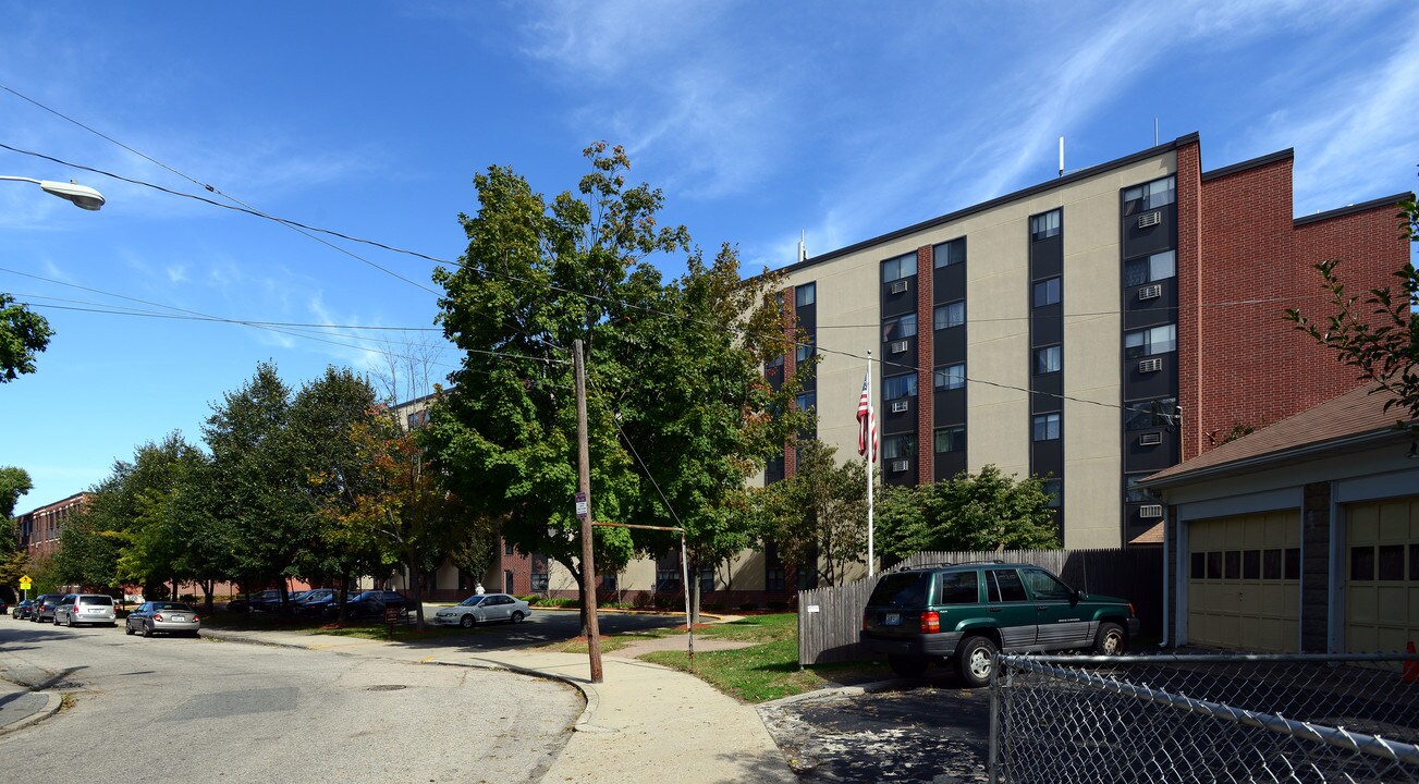 Geneva Plaza Apartments in Pawtucket, RI - Building Photo