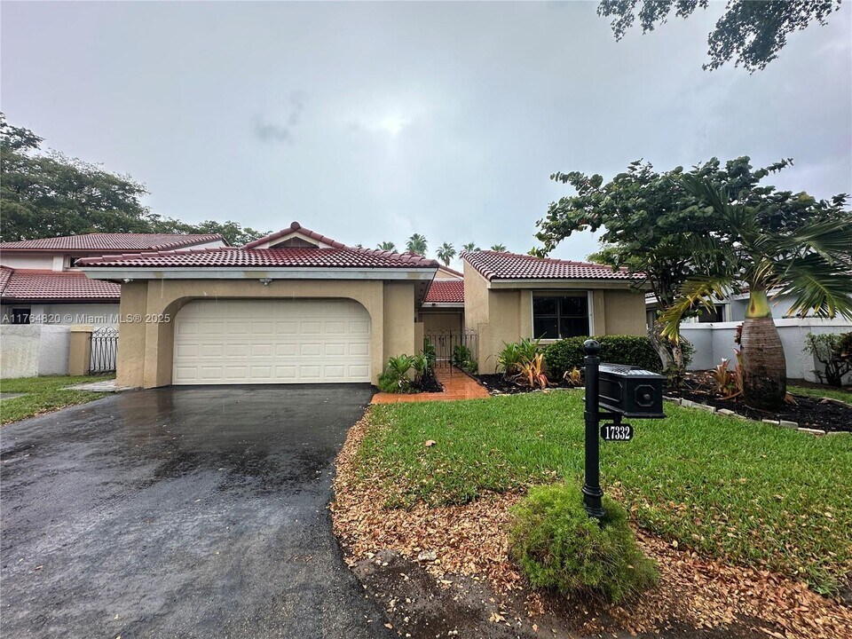 17332 NW 62nd Pl in Hialeah, FL - Building Photo