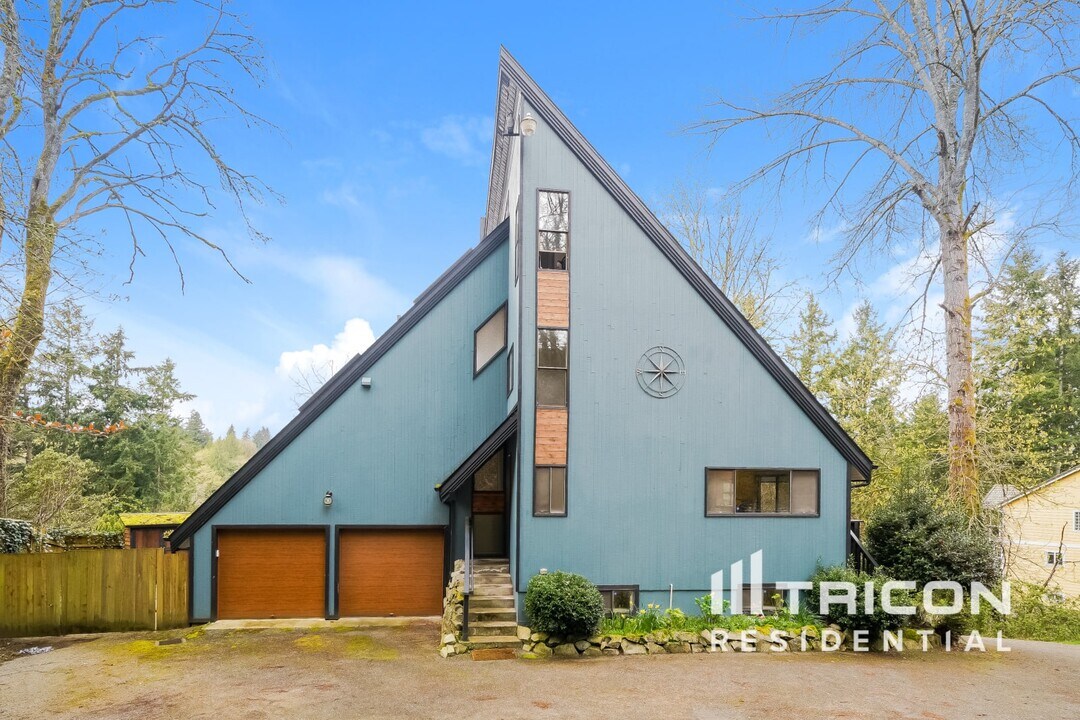 2108 E Phinney Bay Dr in Bremerton, WA - Building Photo