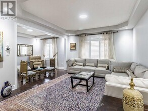 2340 Thruxton Dr in Oakville, ON - Building Photo - Building Photo