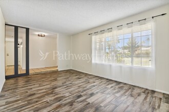 807 E Country Gables Dr in Phoenix, AZ - Building Photo - Building Photo