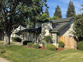 9950 N Canyon Creek Ln in Fresno, CA - Building Photo - Building Photo