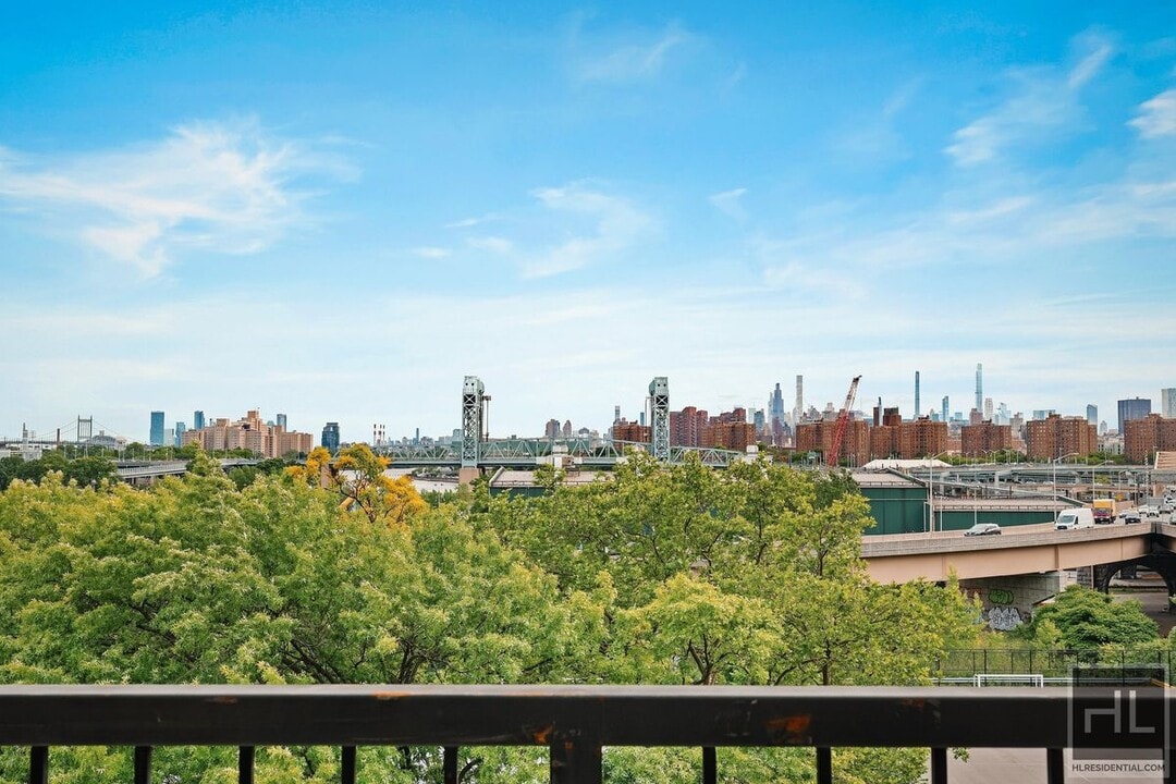 BRUCKNER BOULEVARD in Bronx, NY - Building Photo