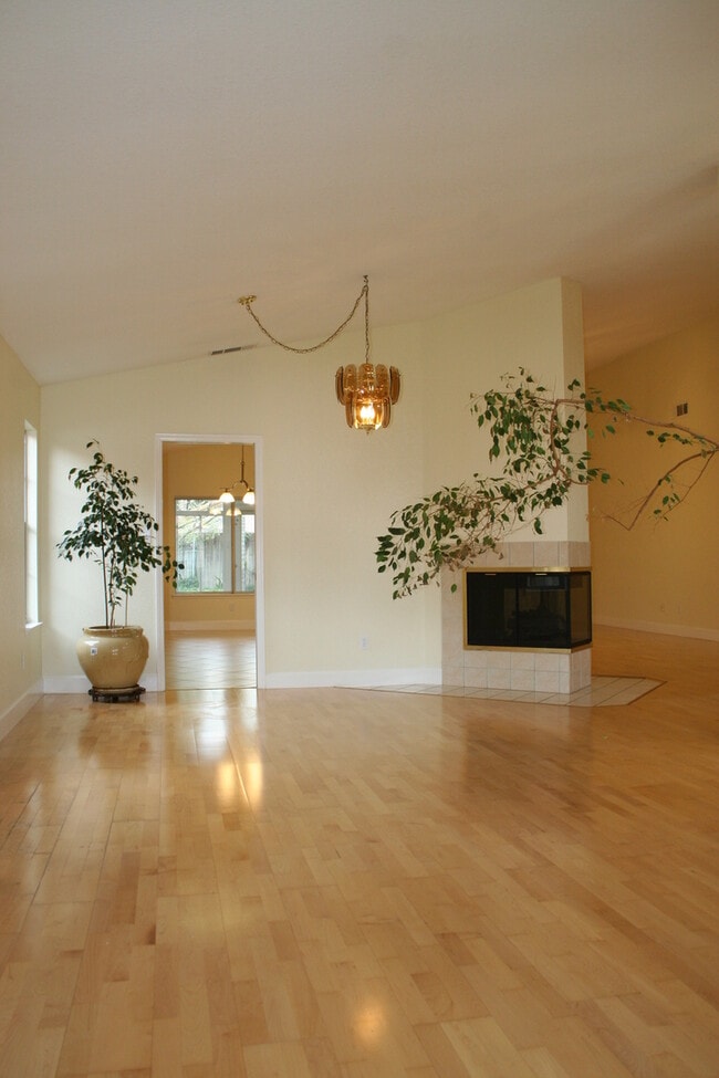 10317 Walnut Creek Ct in Bakersfield, CA - Building Photo - Building Photo