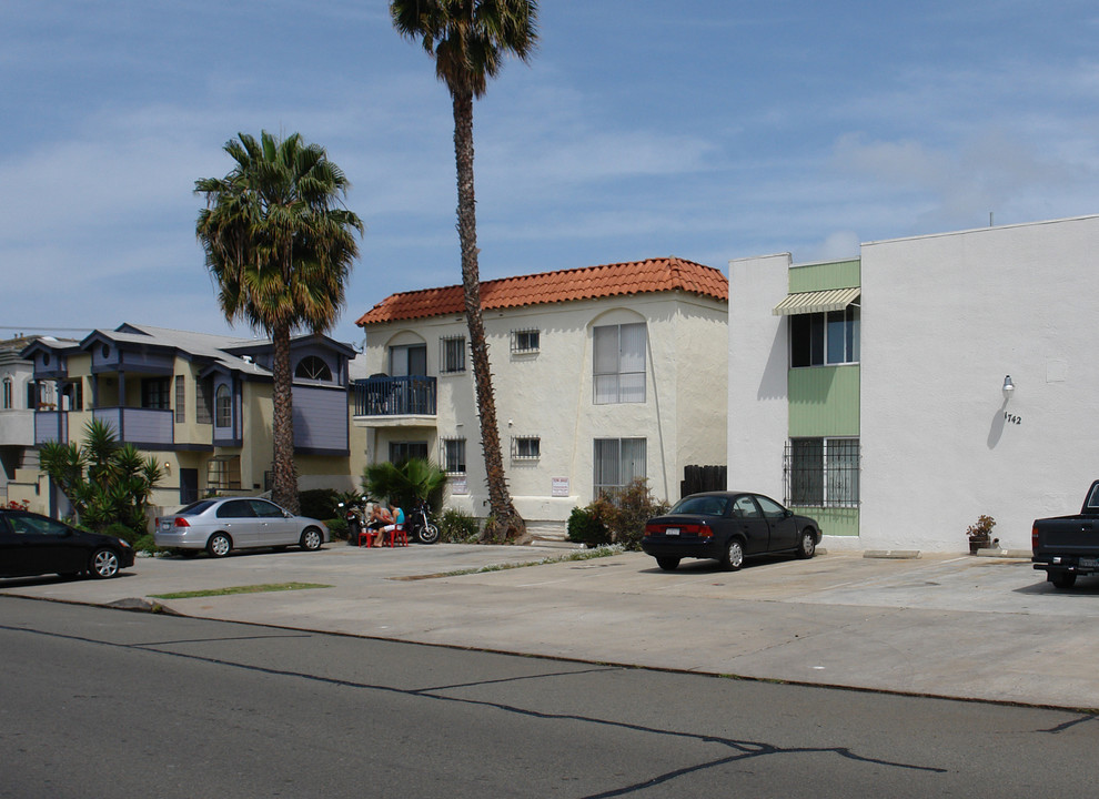 1728 Diamond St in San Diego, CA - Foto de edificio