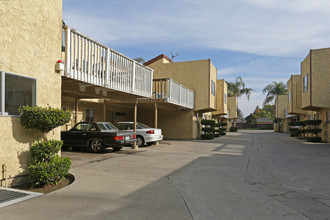 Mission Villa Townhomes in Visalia, CA - Foto de edificio - Building Photo