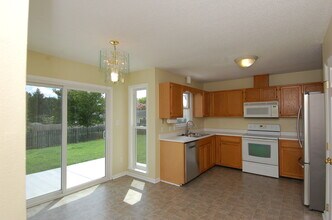 705 S Hughes St in Apex, NC - Foto de edificio - Building Photo