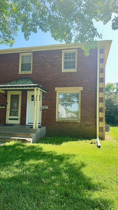 2407-2409 Washington St in Lincoln, NE - Building Photo