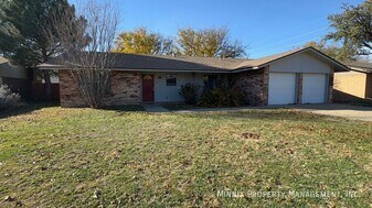 8206 Lynnhaven Ave in Lubbock, TX - Building Photo