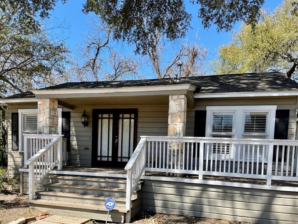275 Halcyon Pl in San Antonio, TX - Building Photo