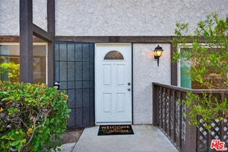394 Miraleste Dr in Los Angeles, CA - Building Photo - Building Photo