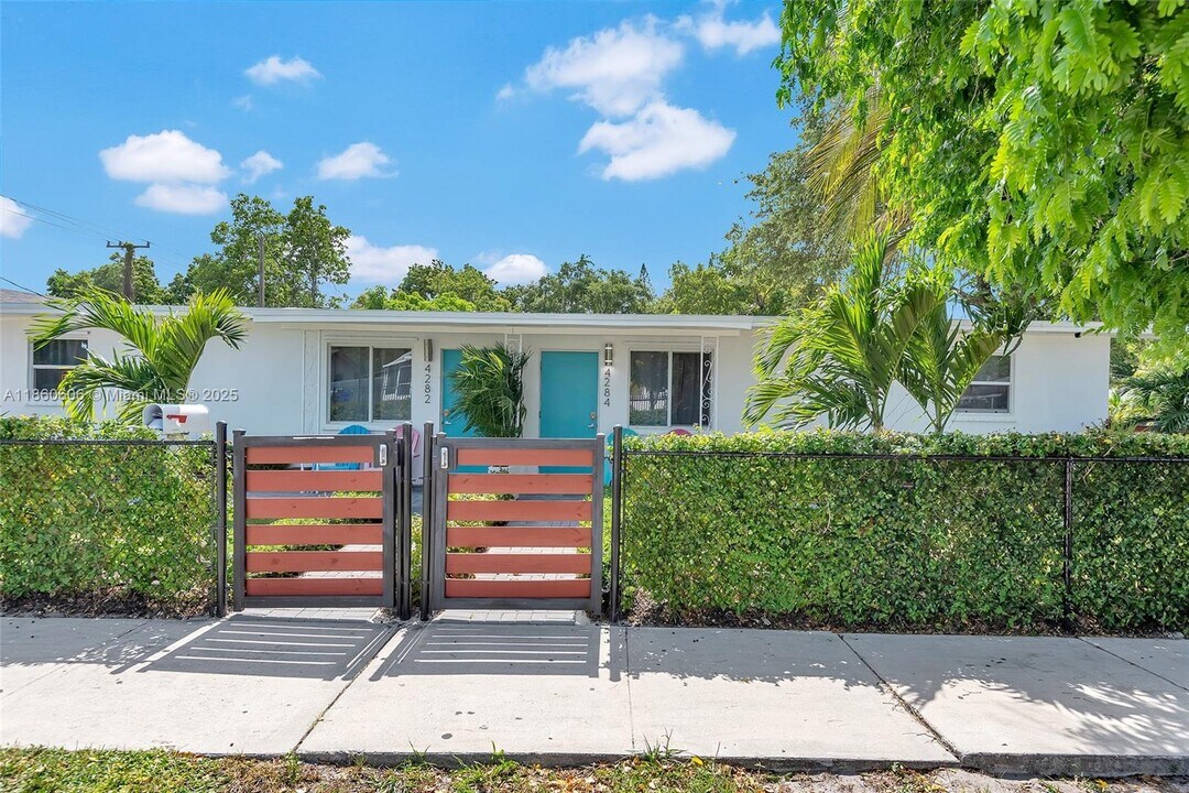 4284 NW 1st Ave in Miami, FL - Foto de edificio