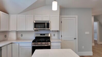 28 Brooks St, Unit 3 in Boston, MA - Building Photo - Building Photo