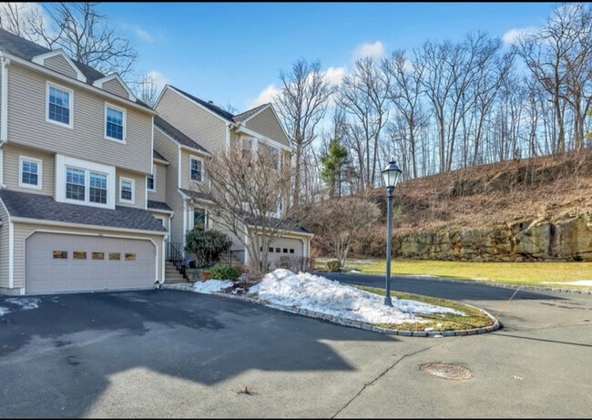 180 Governor Trumbull Way in Trumbull, CT - Building Photo - Building Photo
