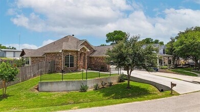 923 Lake View Dr in Montgomery, TX - Building Photo - Building Photo