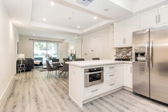 Regency Holt Apartments in Los Angeles, CA - Foto de edificio - Building Photo