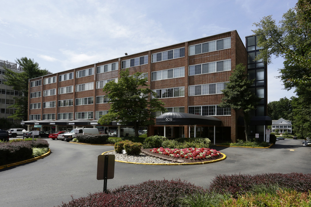 Broadfalls in Falls Church, VA - Foto de edificio