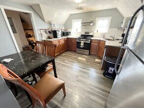 211 Elm St, Unit 3 in Everett, MA - Building Photo - Building Photo