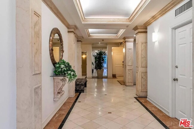 121 N Almont Dr in Beverly Hills, CA - Building Photo - Building Photo