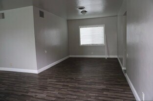 1424 Sycamore Dr in Wasco, CA - Building Photo