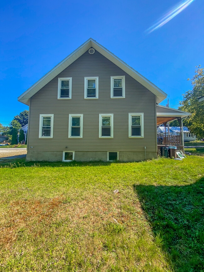 8 Howe St, Unit 1 in Augusta, ME - Foto de edificio - Building Photo