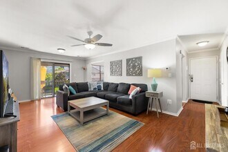 131 Beverly Hl Ter in Woodbridge Township, NJ - Foto de edificio - Building Photo