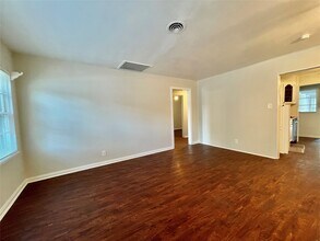 1112 Southampton Dr in Angleton, TX - Building Photo - Building Photo