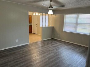 806 Phillips Dr in Ennis, TX - Building Photo - Building Photo