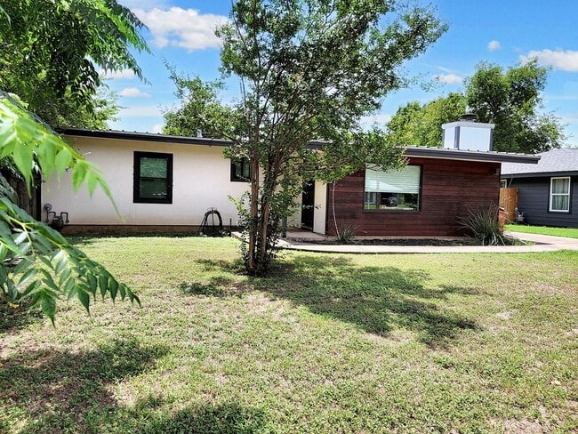 property at 411 W Crestland Dr