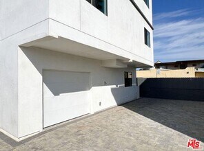 5616.5 Fulcher Ave in Los Angeles, CA - Building Photo - Building Photo