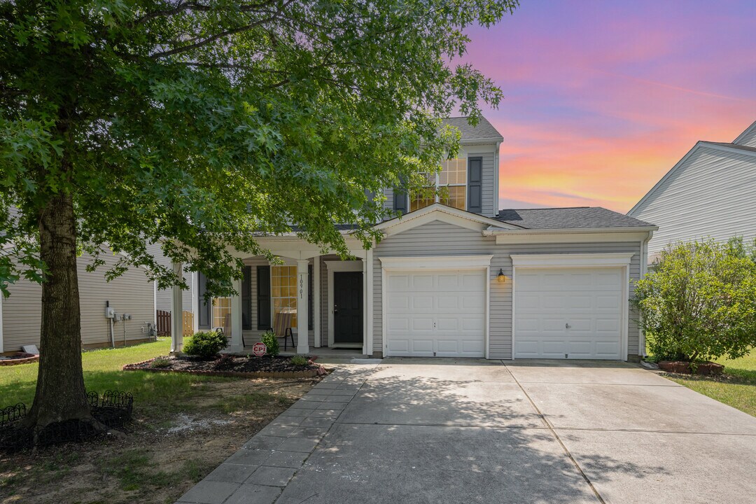 10901 Claude Freeman Dr in Charlotte, NC - Building Photo