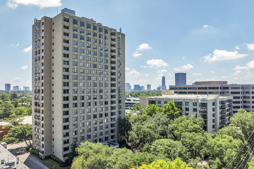 Woodway Place Atrium Condo in Houston, TX - Building Photo