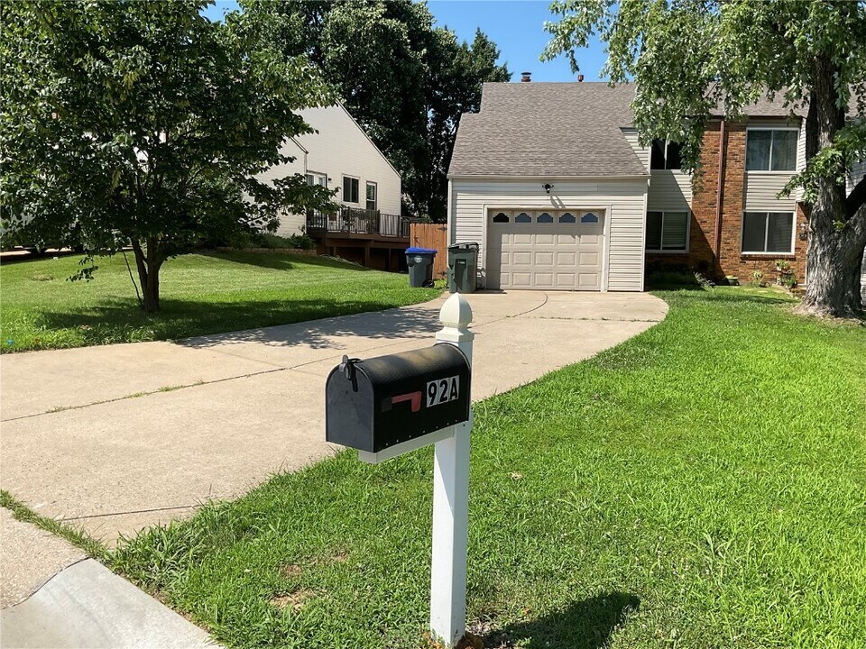 92 Lost Dutchman Dr in St. Peters, MO - Building Photo