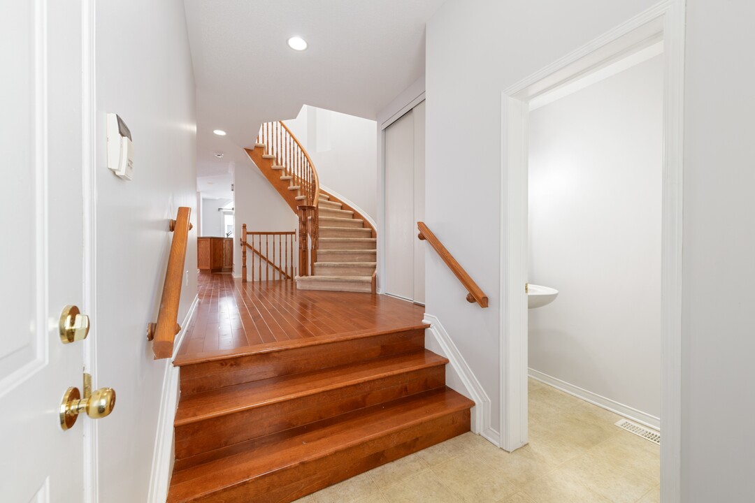 239 Meadowbreeze Dr in Ottawa, ON - Building Photo