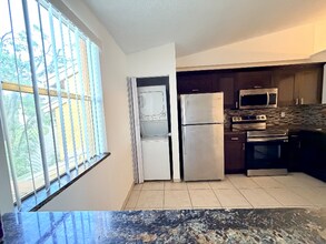 2521 NW 56th Ave in Lauderhill, FL - Foto de edificio - Building Photo