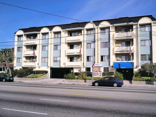 Sherman Way Apartments in Van Nuys, CA - Building Photo