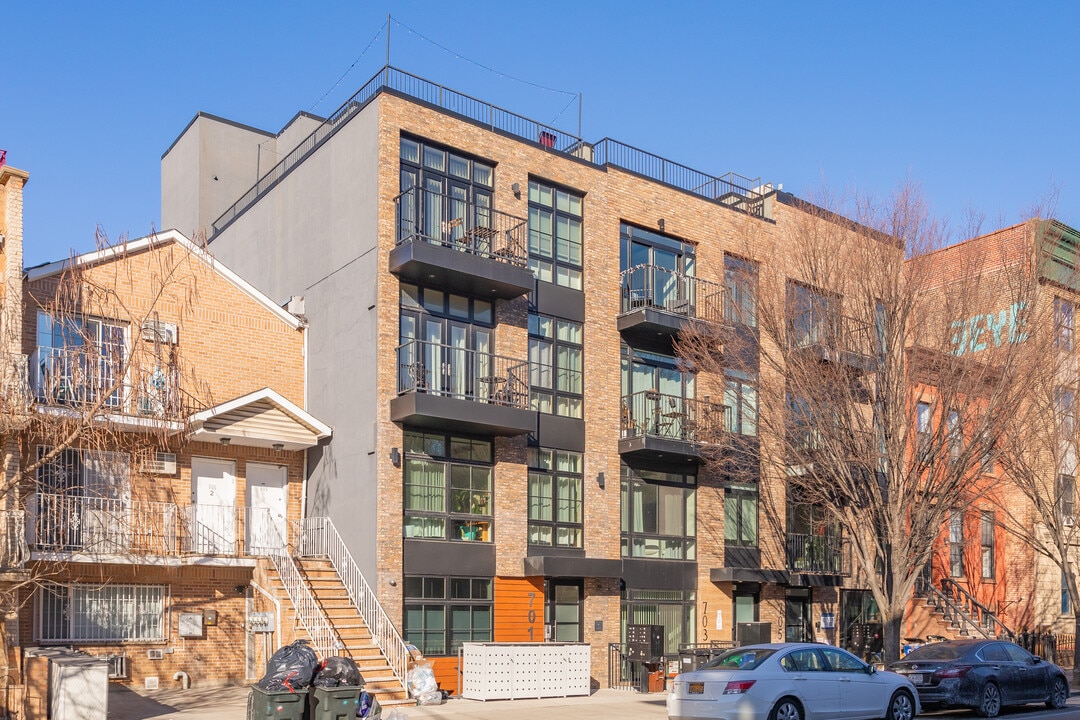 705 Lafayette Ave in Brooklyn, NY - Foto de edificio