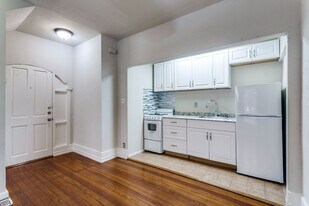 130 E Craig Pl in San Antonio, TX - Building Photo